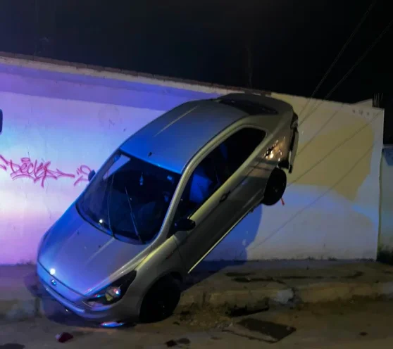 Mete reversa y termina sobre cables tirantes de poste en Gómez Palacio; abandonó su auto