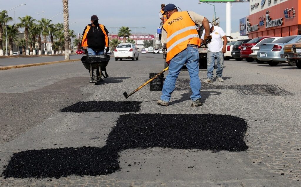 Realizan trabajos de bacheo en diversas colonias y bulevares de la ciudad